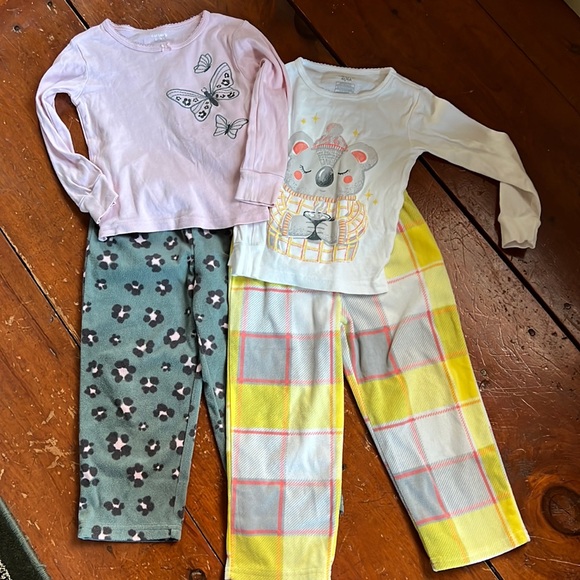 Carter’s fleece bottom and 💯 cotton top pajamas - Picture 1 of 4